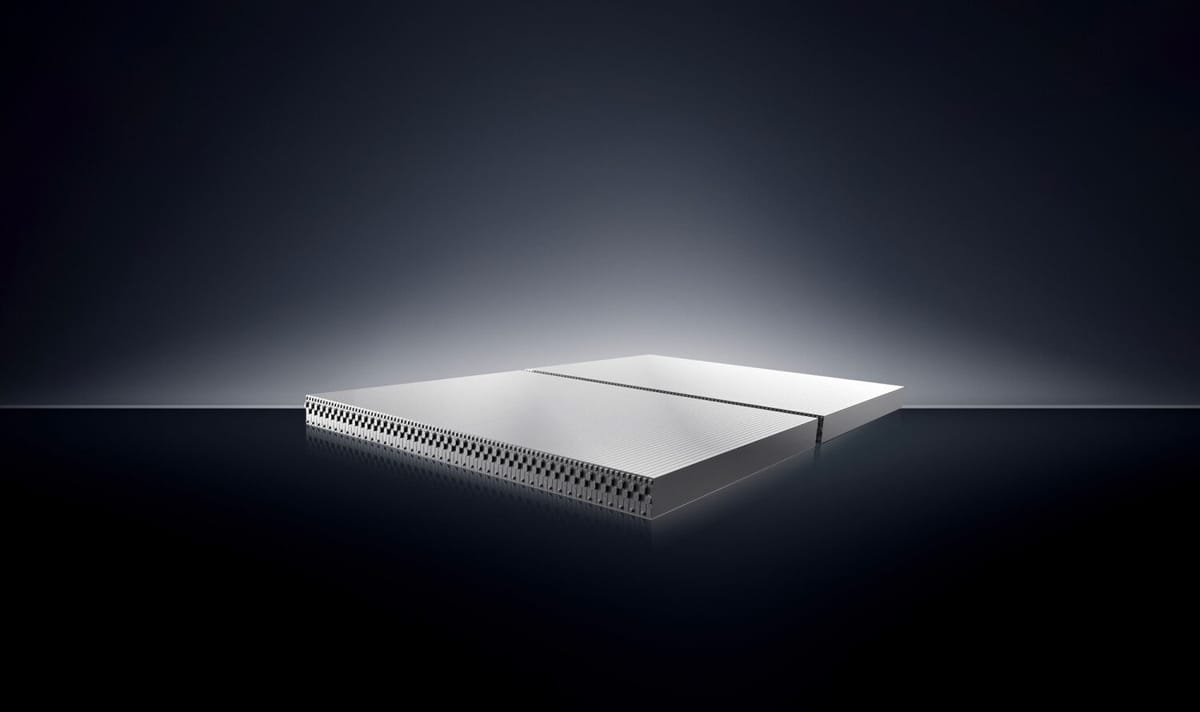 Flacher Batteriepack der BYD Blade-Batterie in dunkler Studioumgebung