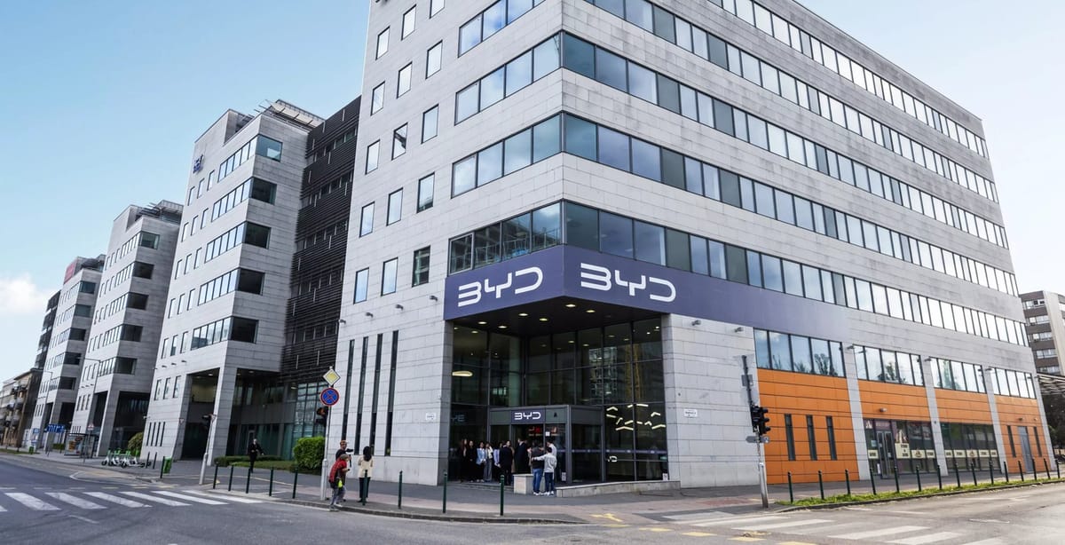 Bürogebäude mit BYD-Logos über dem Eingang