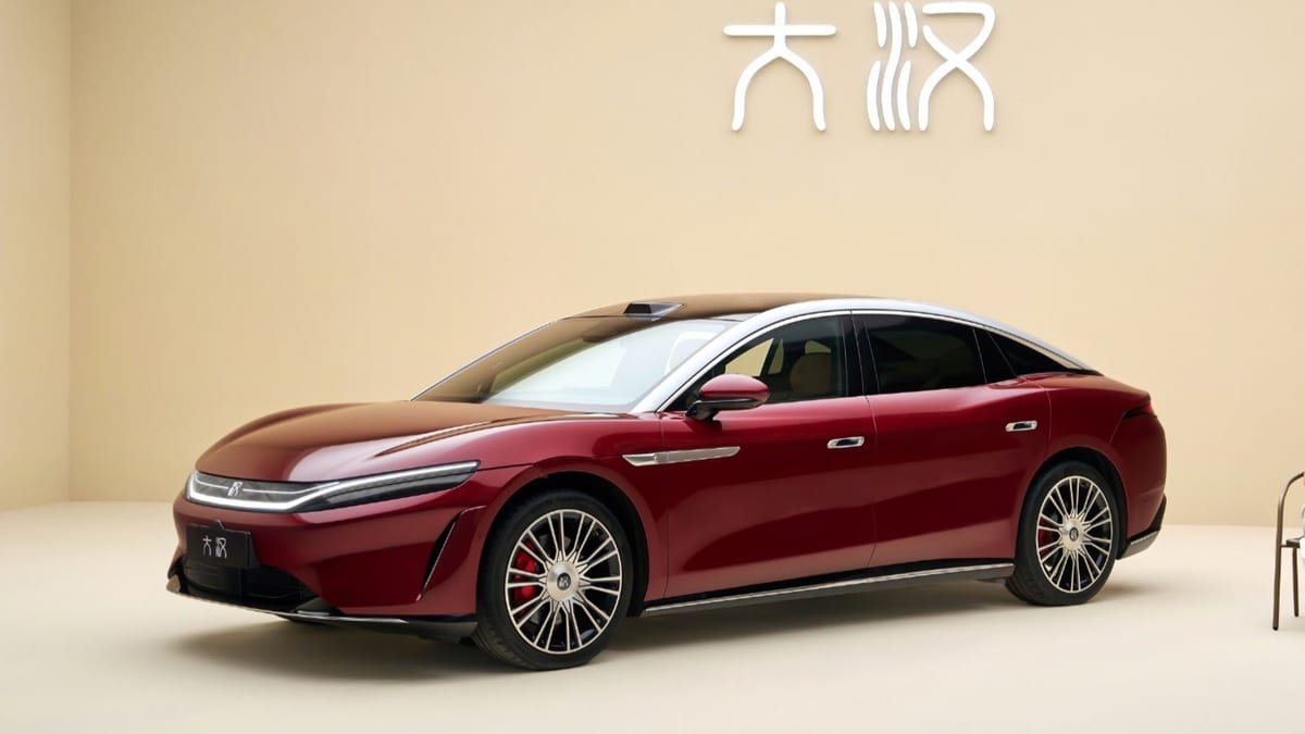 BYD Da Han Limousine in Dunkelrot im Studio, seitliche Frontansicht