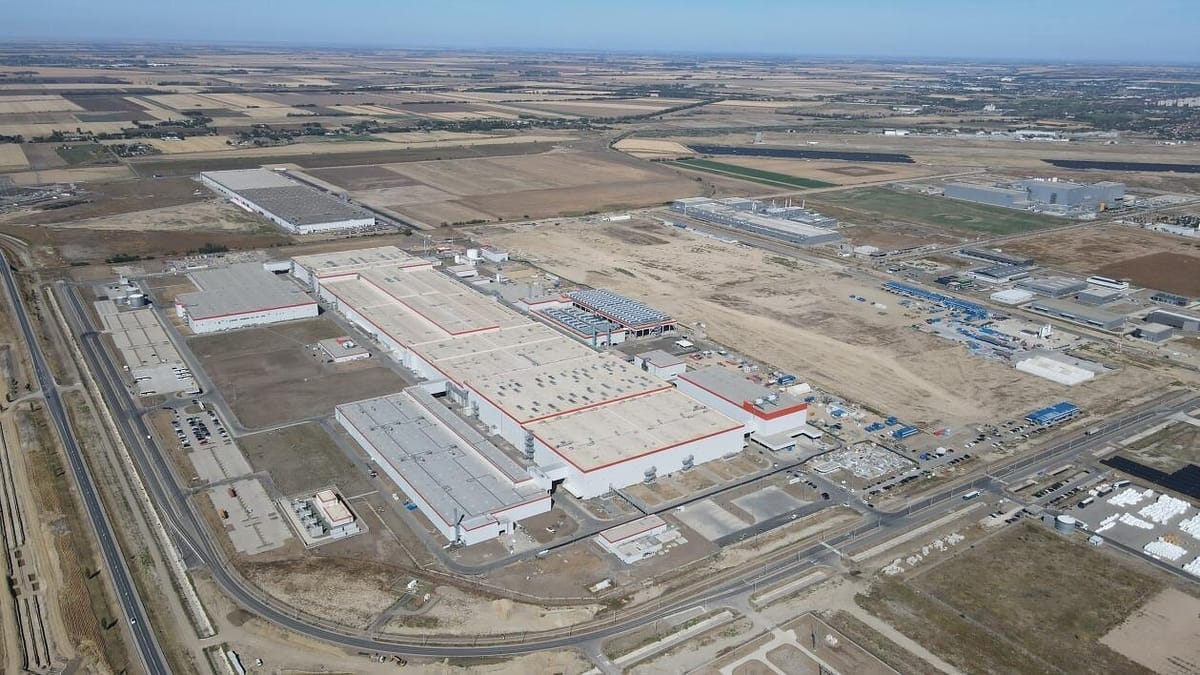Luftaufnahme des großen CATL-Batteriewerks in Debrecen, Ungarn