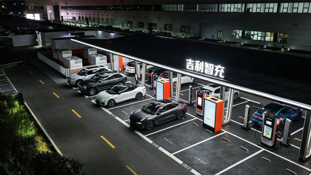 Geely-Smart-Charging-Ladestation bei Nacht mit mehreren Elektroautos an den Ladepunkten