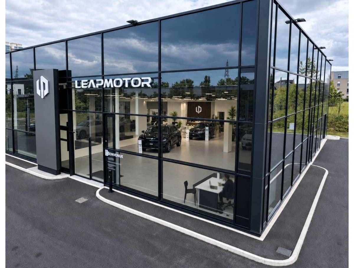 Leapmotor-Showroom mit Glasfassade, im Inneren stehen mehrere Elektroautos