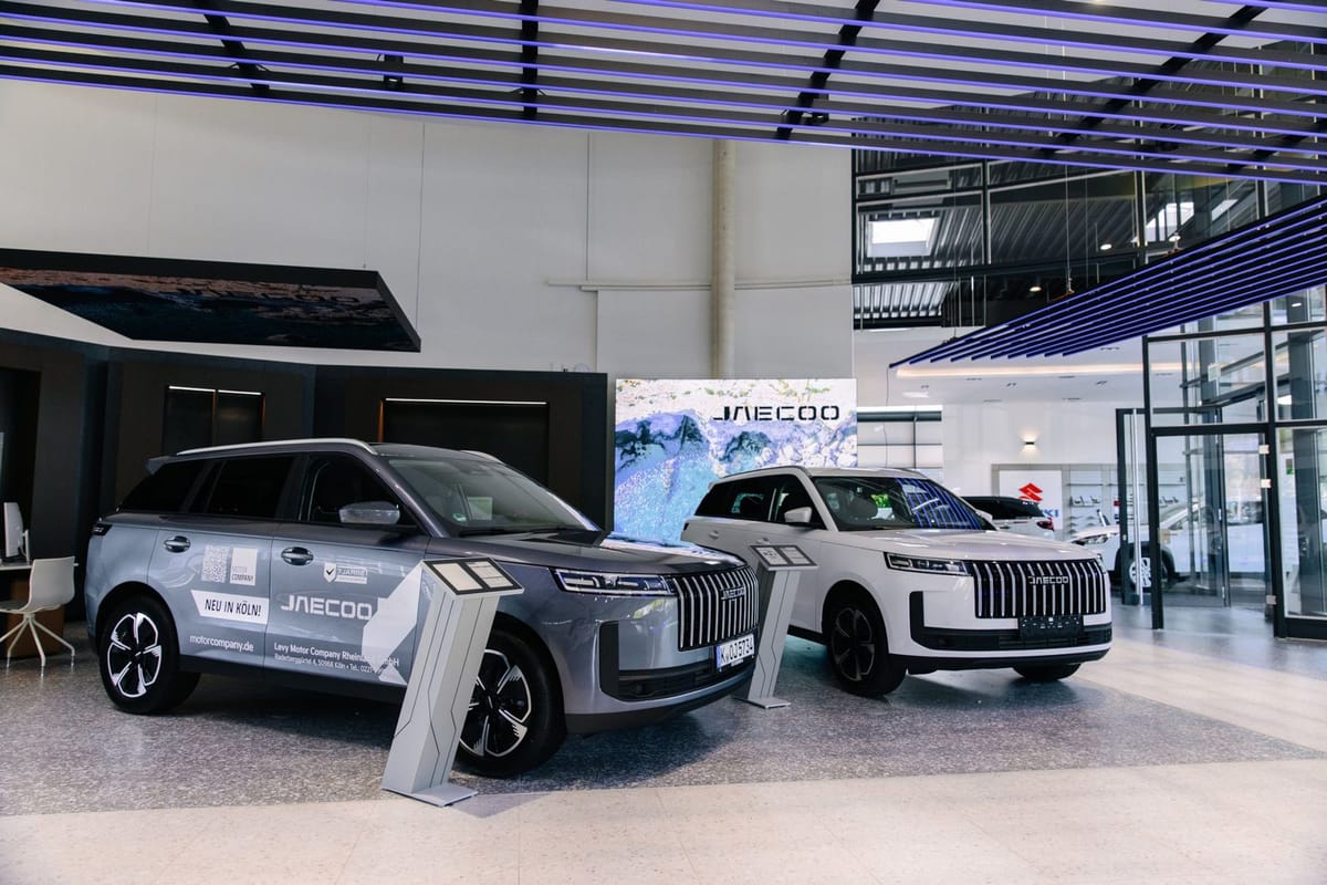 Zwei Jaecoo-SUV im Ausstellungsraum eines deutschen Autohändlers