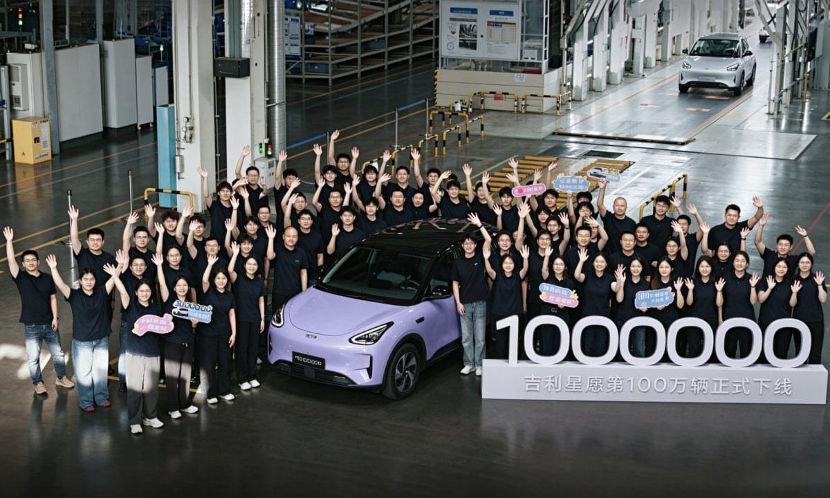 Mitarbeiter feiern in einer Fabrikhalle den millionsten Geely Xingyuan, vorne ein fliederfarbenes Exemplar