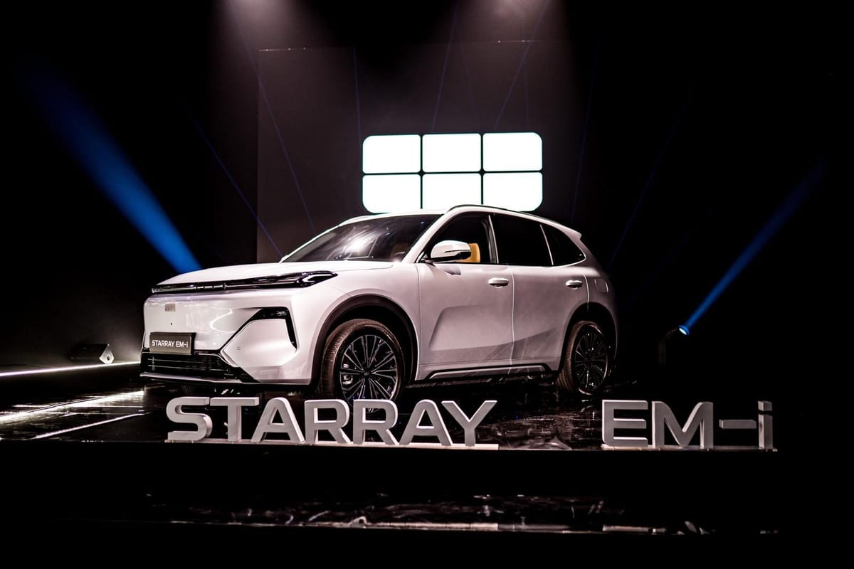 Geely Starray EM-i auf einer dunklen Bühne bei einer Markteinführung, davor große Schriftzüge mit dem Modellnamen
