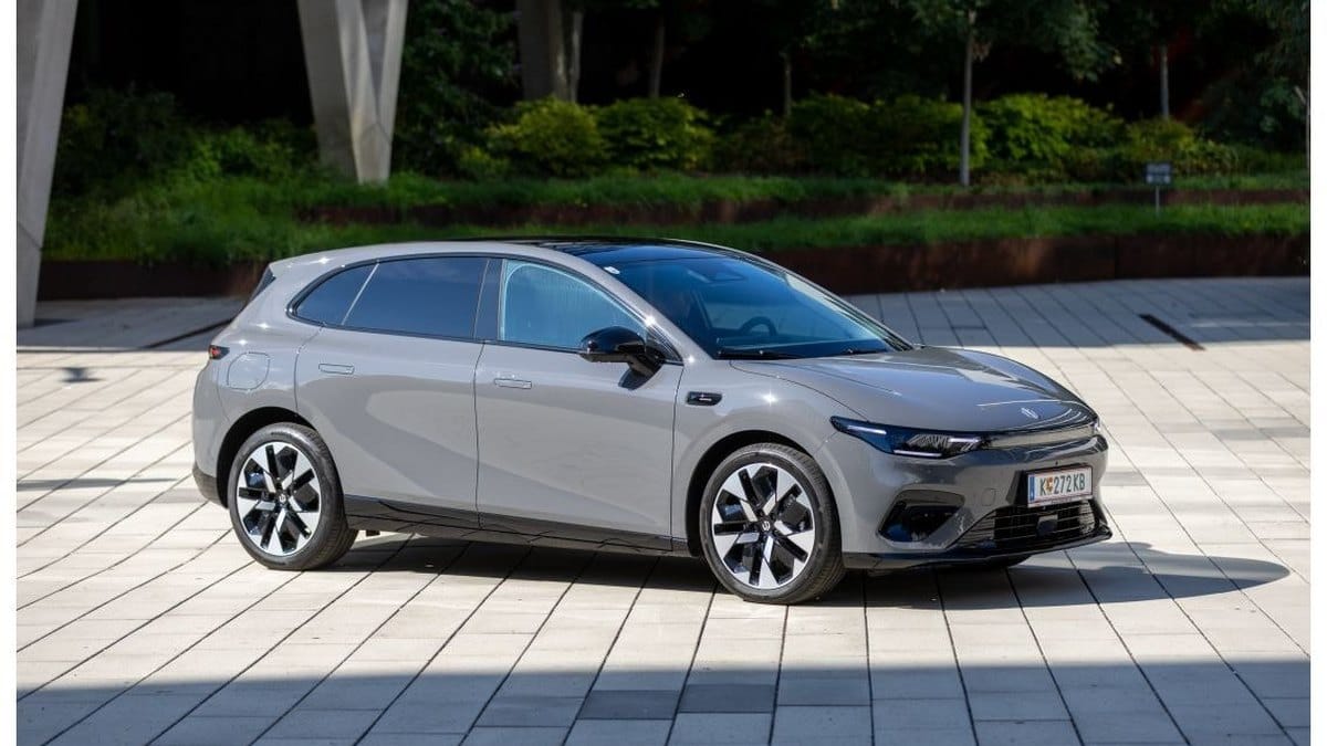 Grauer Leapmotor B05 mit österreichischem Kennzeichen steht auf einem gepflasterten Platz