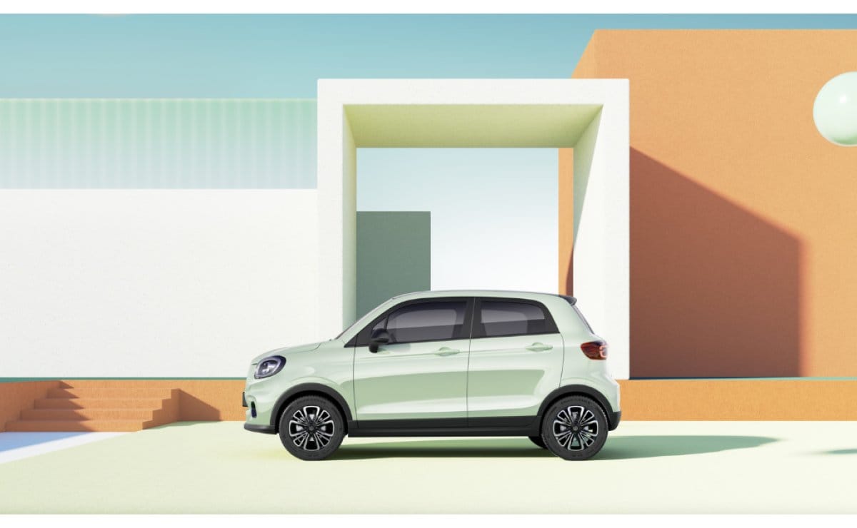 Mintgrüner Leapmotor T03 in der Seitenansicht vor stilisierter Kulisse