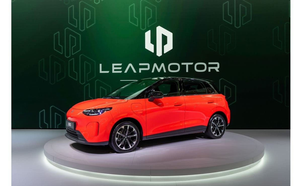 Roter Leapmotor B03 auf einem Drehteller am Messestand beim Pariser Autosalon 2026