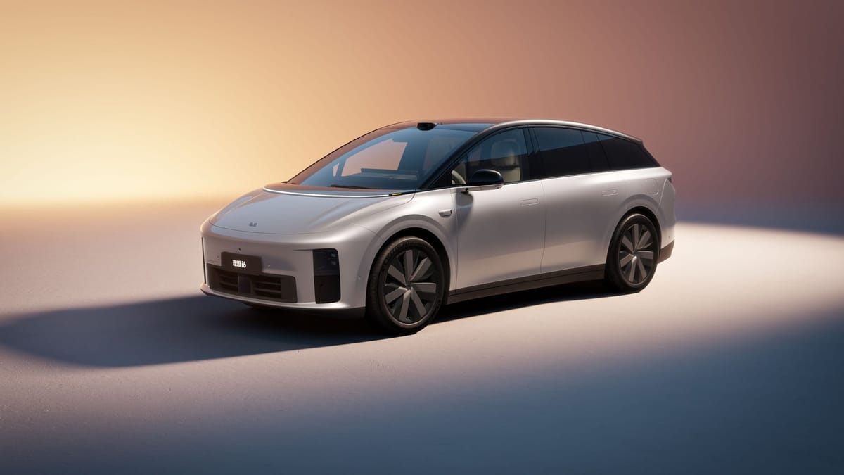 Silberner Li Auto i6 in Studioumgebung, Frontansicht schräg von der Seite
