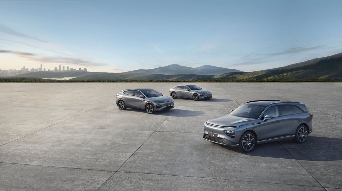 Drei Elektroautos von Xpeng stehen auf einem großen Platz vor Bergkulisse