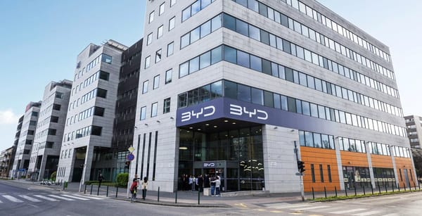 Bürogebäude mit BYD-Logos über dem Eingang