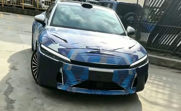 Getarnter Erlkönig der dritten Generation des BYD Han von vorn, auf dem Dach sitzt ein LiDAR-Sensor