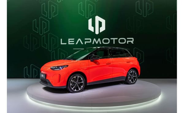 Roter Leapmotor B03 auf einem Drehteller am Messestand beim Pariser Autosalon 2026